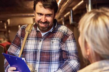 Energieberater im Keller