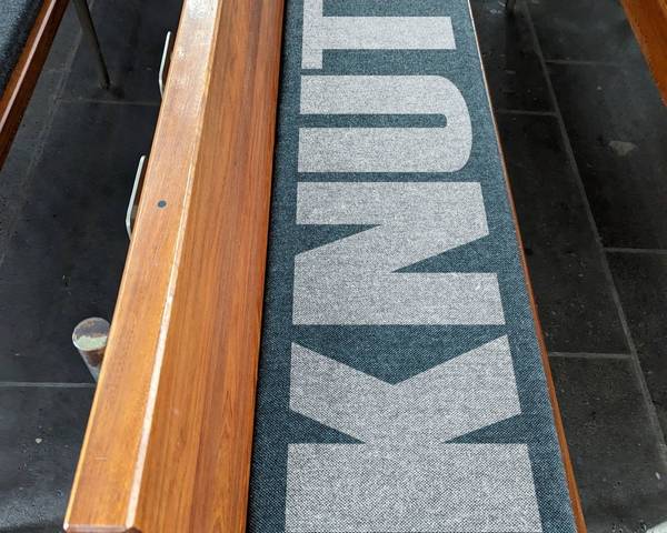 Foto einer beheizbaren Sitzbankauflage mit KNUT logo
