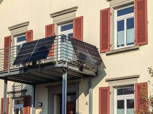 Balkon mit Solarpaneelen