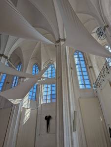 Kircheninnenraum bei Sonnenschein