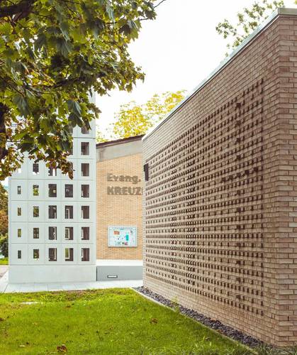 Foto die neu gestaltete Fassade der Kreuzkirche