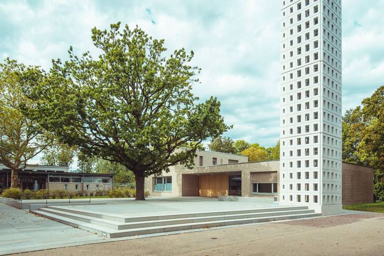 Foto des neu gestalteten Hofs der Kreuzkirche mit neu errichtetem Kirchturm
