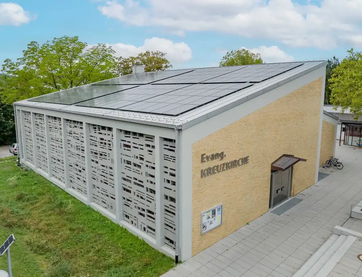 Drohnenaufnahme der Freiburger Kreuzkirche mit Blick auf die neu gestaltete Fassade und das Solardach