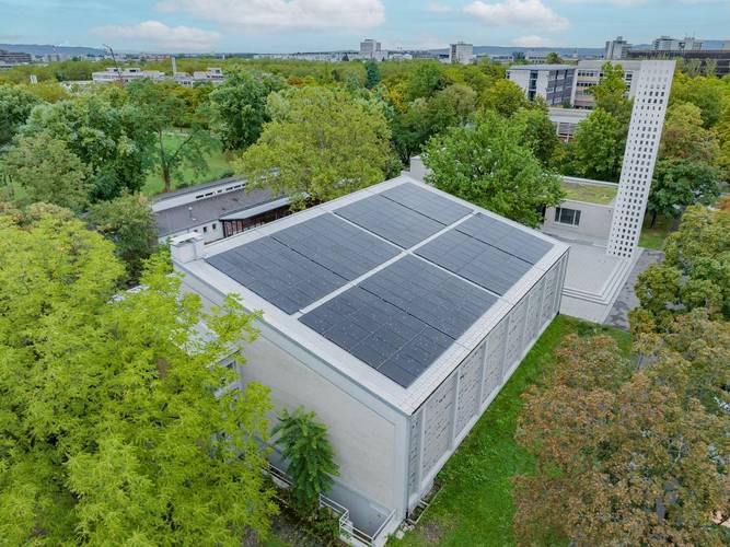 Drohnenaufnahme des Solardachs der Freiburger Kreuzkirche
