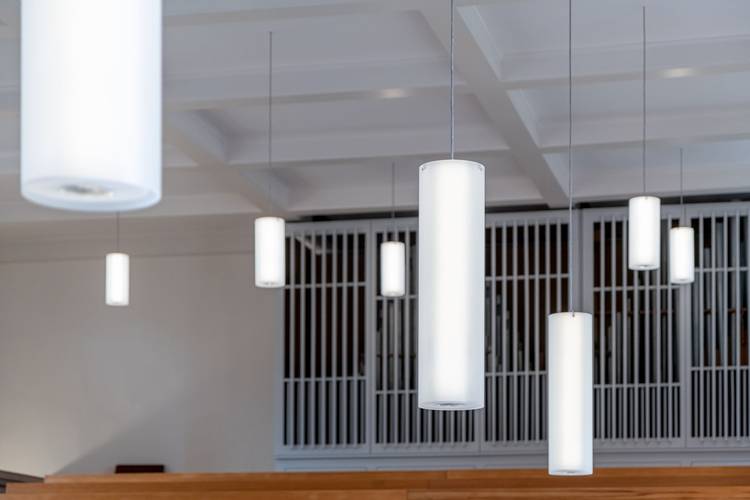 Foto der sparsamen Deckenlampen der Bergkirche in Bahlingen