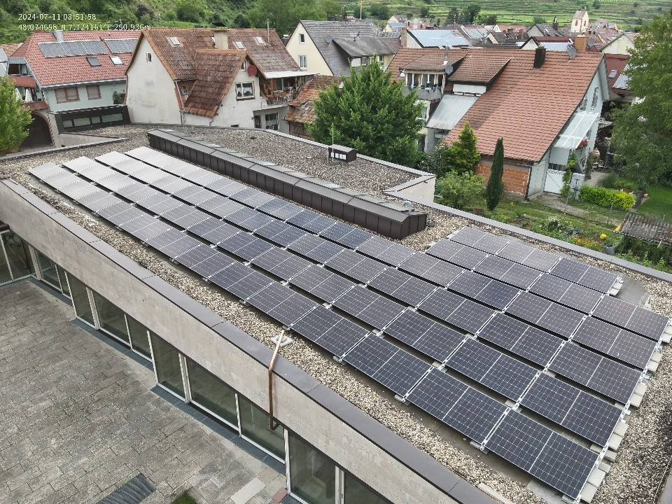 Drohnenaufnahme der Solarmodule auf dem Dach des Gemeindehauses