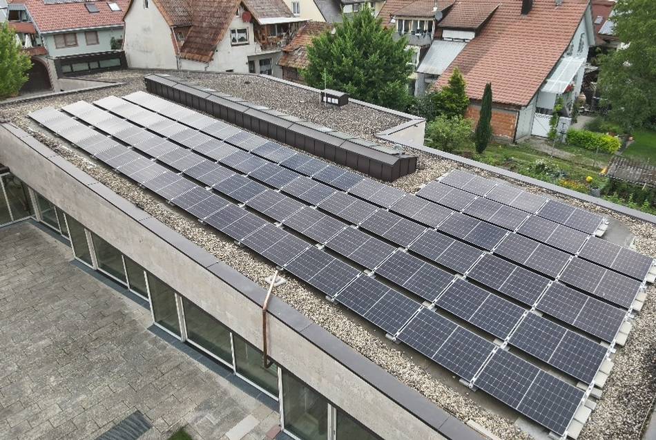 Drohnenaufnahme der Solarmodule auf dem Dach des Gemeindehauses