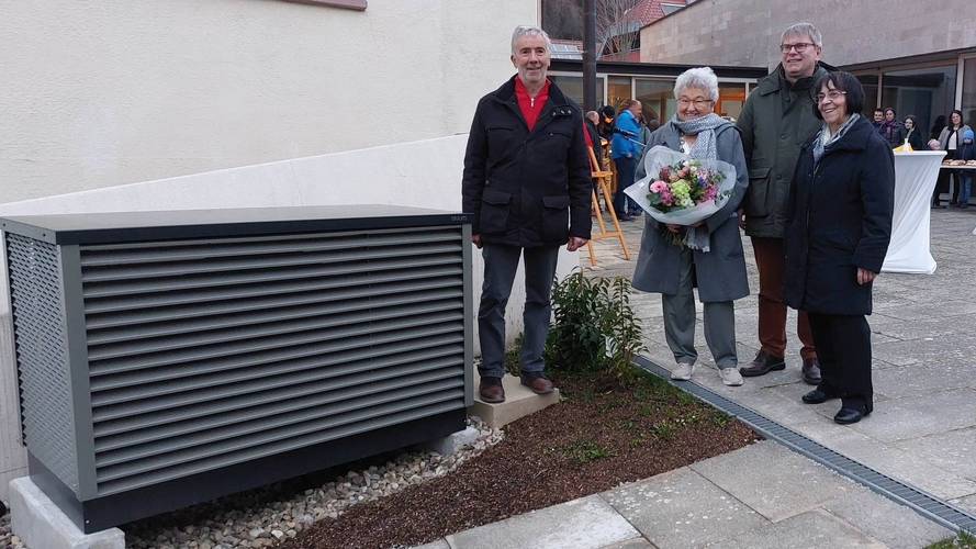 Foto der  engagierten Gemeindeglieder rund um die großzügige Spenderin