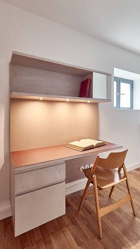 Foto eines Schreibtischs in modernem und doch zeitlosen Hokzdesign