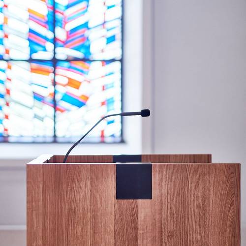 Foto der Kanzel aus dunklem Holz