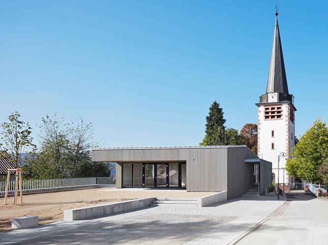 Foto des renovierten Gemeindehauses der Kirchengemeinde Pforzheim Huchenfeld. Blick über den neu gestalteten Terassenbereich