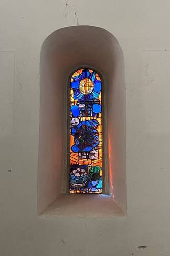 Foto des kleinen Chorfensters in der Kirche Reichartshausen