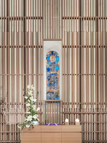 Foto des hölzernen Altars mit bunten Paramenten und