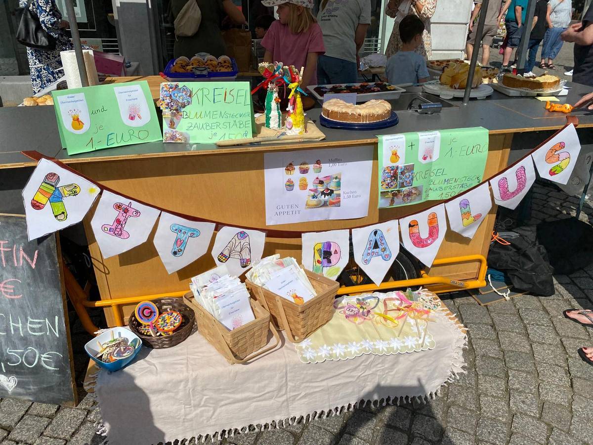 Foto der Sancta Carla beim Kuchenverkauf