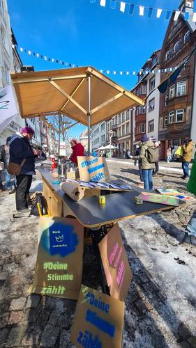 Foto der Sancta Carla bei der Aktion vor der Wahl 2025 als fahrender Infostand auf einem Lastenrad