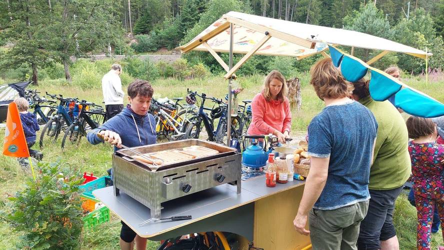 Foto der Sancta Carla als fahrbare Küche  auf einem Lastenrad bei einer Grillaktion