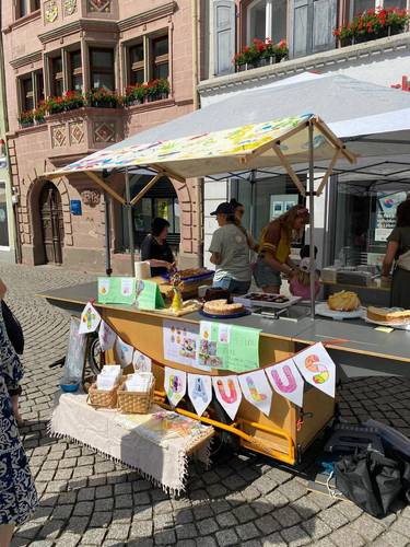 Foto der Sancta Carla beim Kuchenverkauf