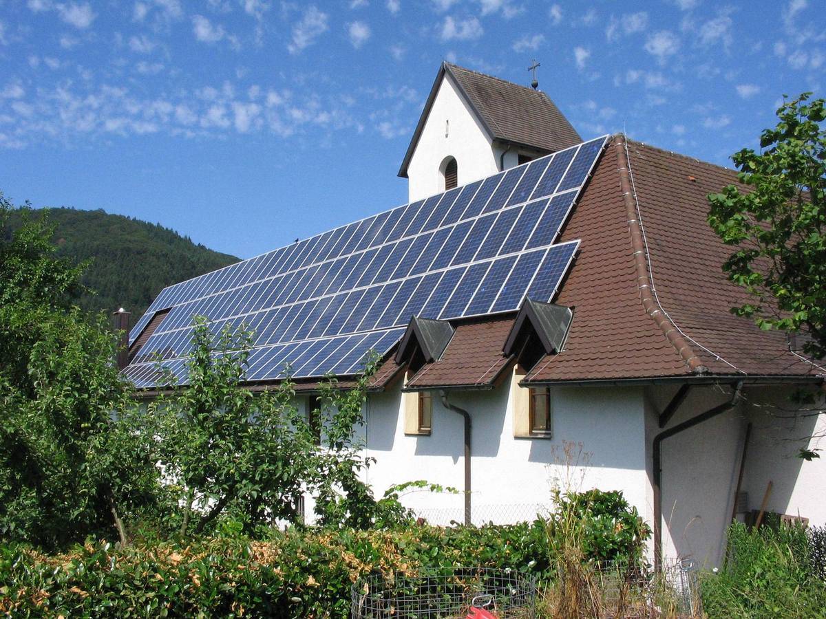 Foto des Kirchendachs mit PV Anlage der Kirchengemeinde Seelbach