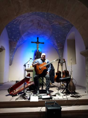 Foto einer Band im Kirchenraum der Kulturkirche Oberschüpf