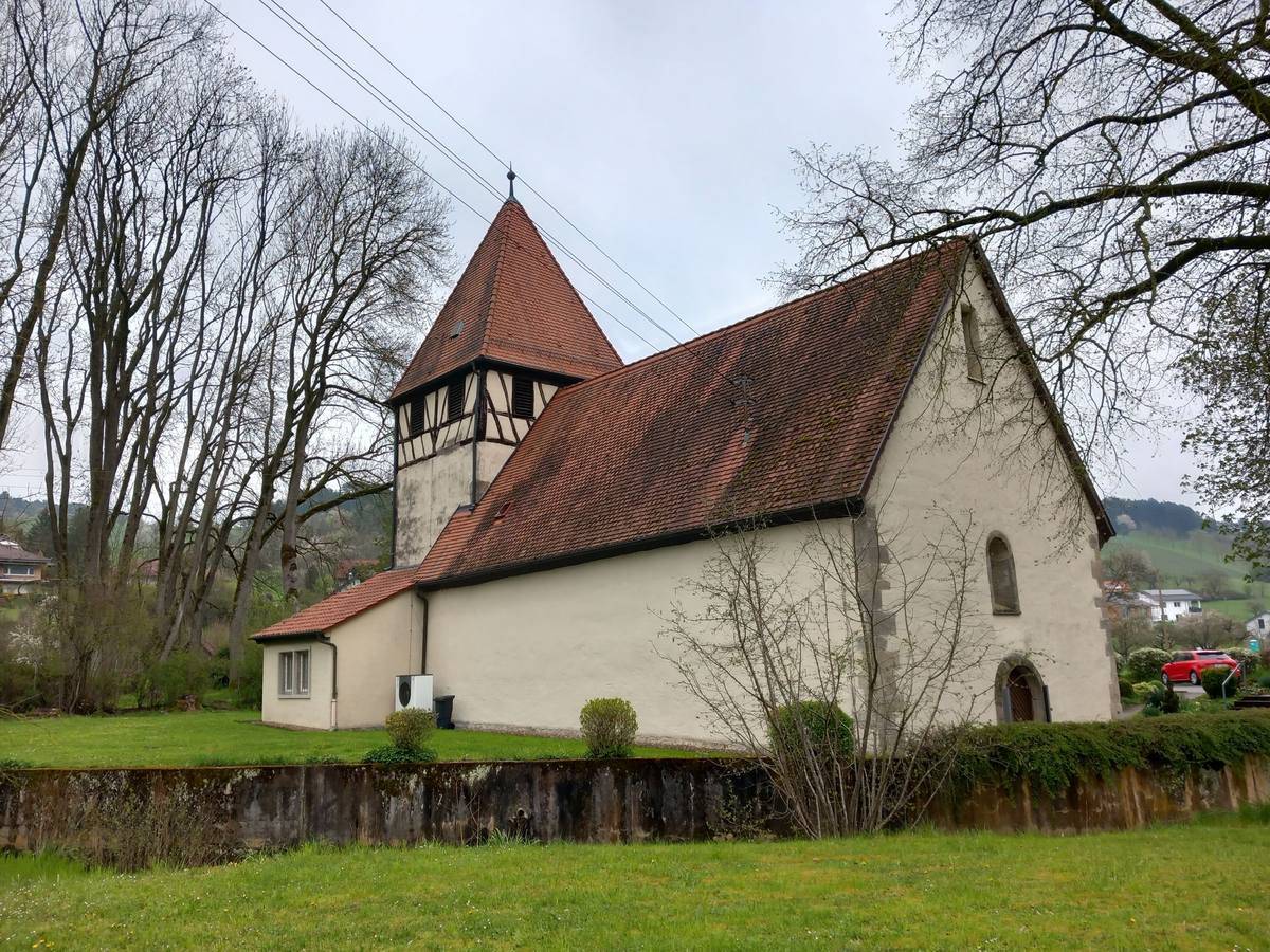 Foto der Wärmepumpe hinter dem Kirchengebäude in Oberschüpf
