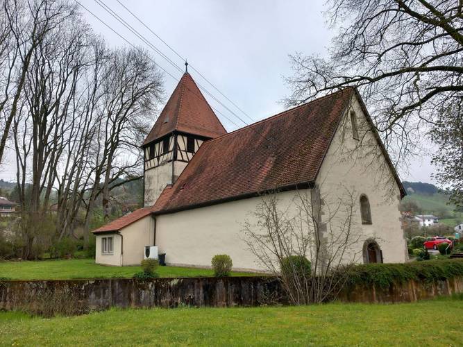Foto der Wärmepumpe hinter dem Kirchengebäude in Oberschüpf