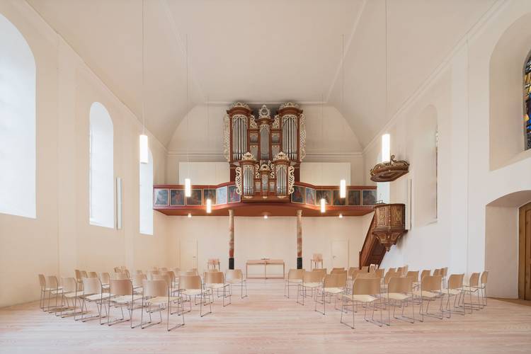 Foto des hellen Innenraums der Kirche in Michelfeld