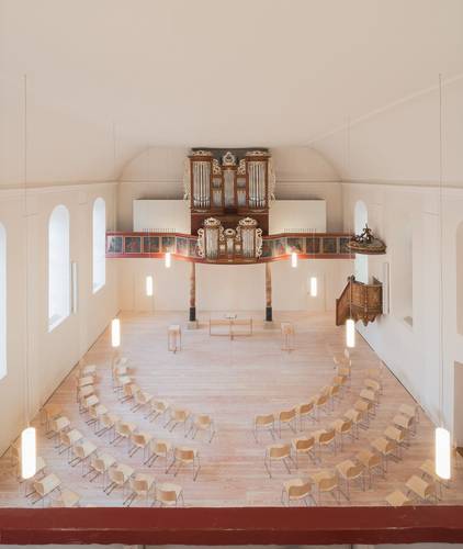 Foto des hellen Innenraums mit Blick auf die Empore