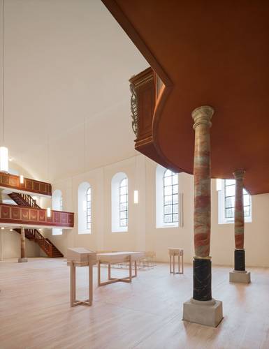 Foto des Altars und der hellen Fenster