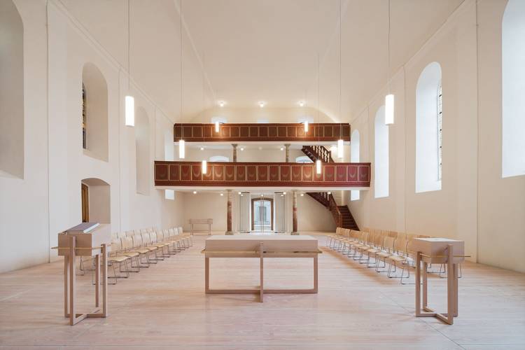 Foto des hellen Innenraums der Kirche in Michelfeld. Blick über den Altar durch den Kirchenraum