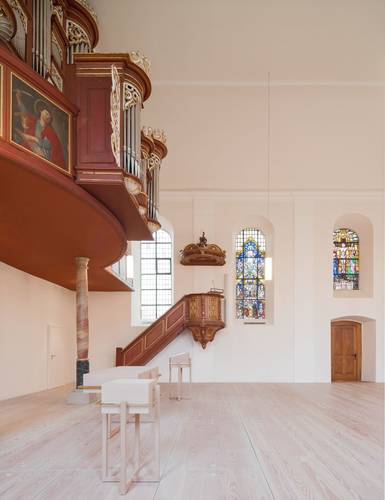 Foto des Altars und der Orgel