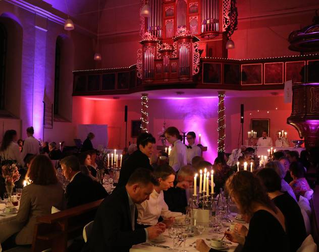 Foto einer Veranstaltung mit bunter Beleuchtung in der Kirche in Michelfeld