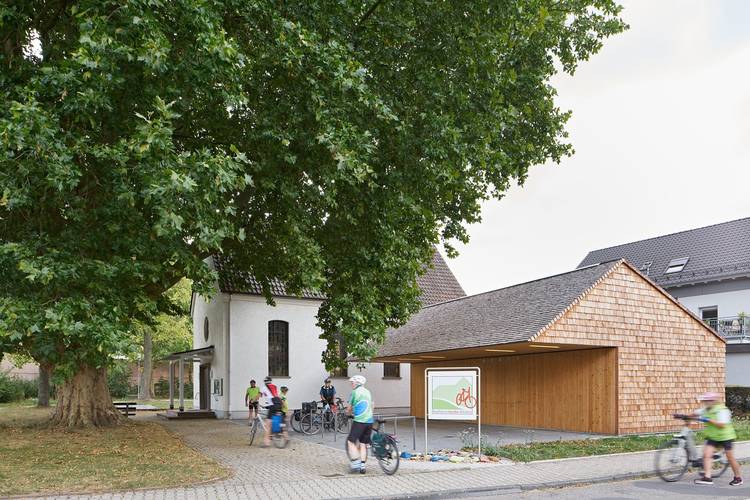 Foto der Radfahrkirche von der Straße aus mit Blick auf die Kirche und den neuen Anbau für Fahrradfahrer