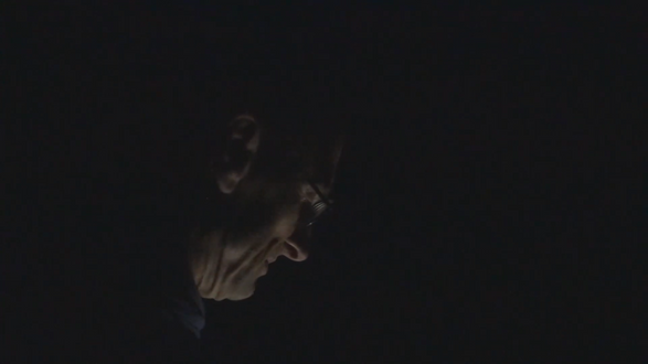 Halbnahaufnahme in der Nacht Gesichtprofil