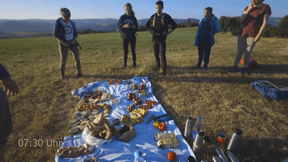 Menschenmenge um Frühstück (am Morgen)