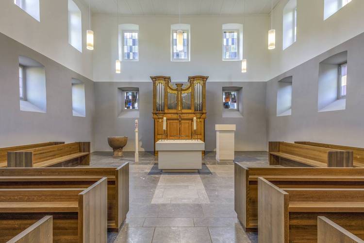 Foto des Innenraums der Kirche mit Blick auf die Orgel