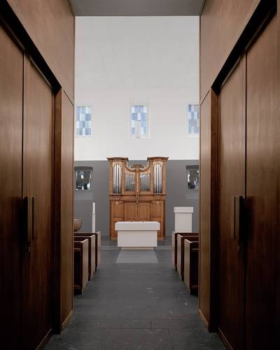 Foto des hölzernen Eingangs in den Kirchenraum der Sankt MIchaels Kirche