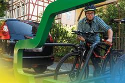Quelle: www.pd-f.de / Luka Gorjup, www.pd-f.de / Luka Gorjup Eine Person schließt ihr Fahrrad an einem Ständer ab