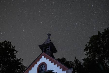 Nachthimmel über einer Kirche